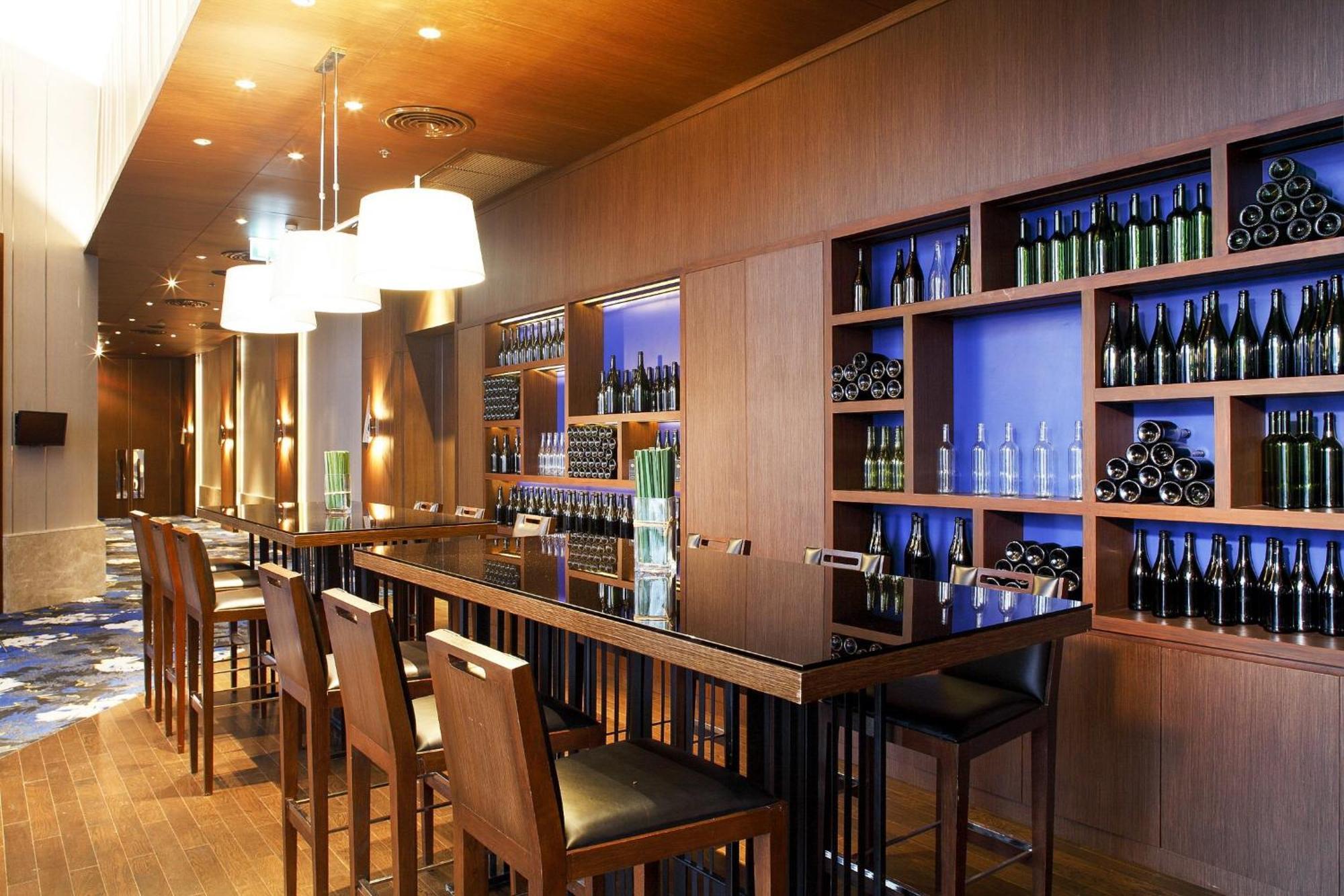 Centara Grand At Centralworld Bangkok Dış mekan fotoğraf The bar at the lounge