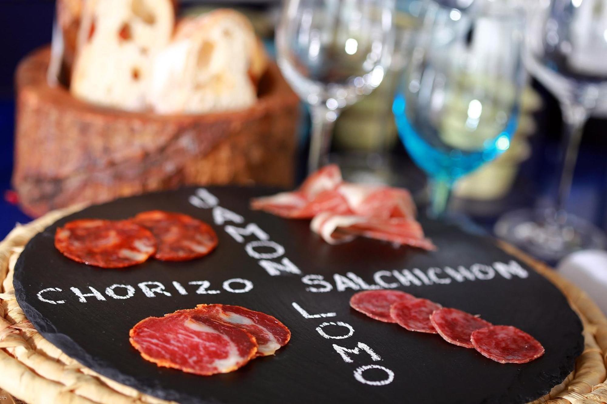 Centara Grand At Centralworld Bangkok Dış mekan fotoğraf A selection of cured meats
