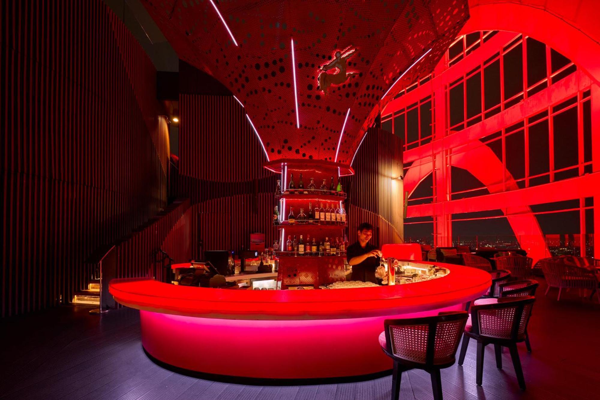 Centara Grand At Centralworld Bangkok Dış mekan fotoğraf The bar at the top of the tower