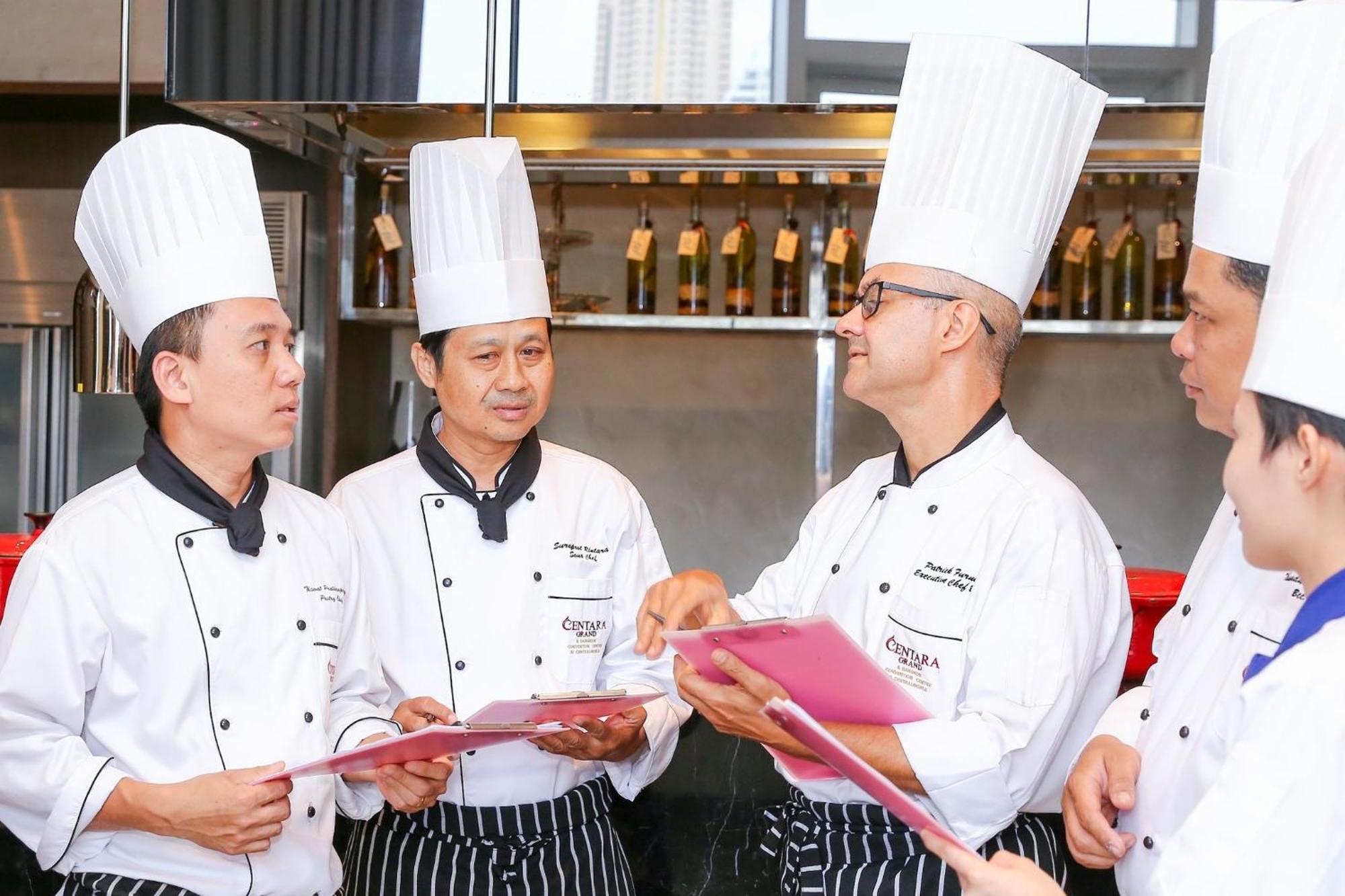 Centara Grand At Centralworld Bangkok Dış mekan fotoğraf Culinary students at the Asian Culinary Center