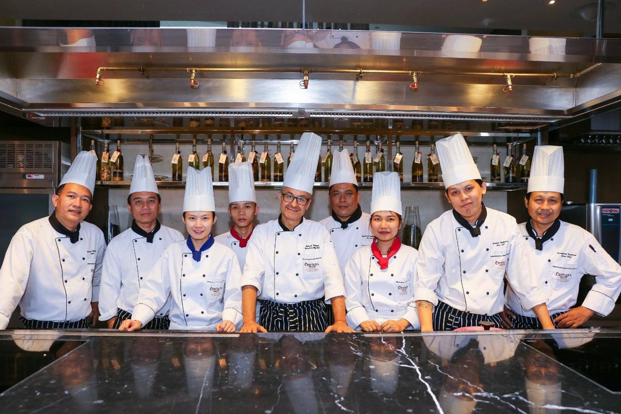 Centara Grand At Centralworld Bangkok Dış mekan fotoğraf Culinary students at the International Culinary Center