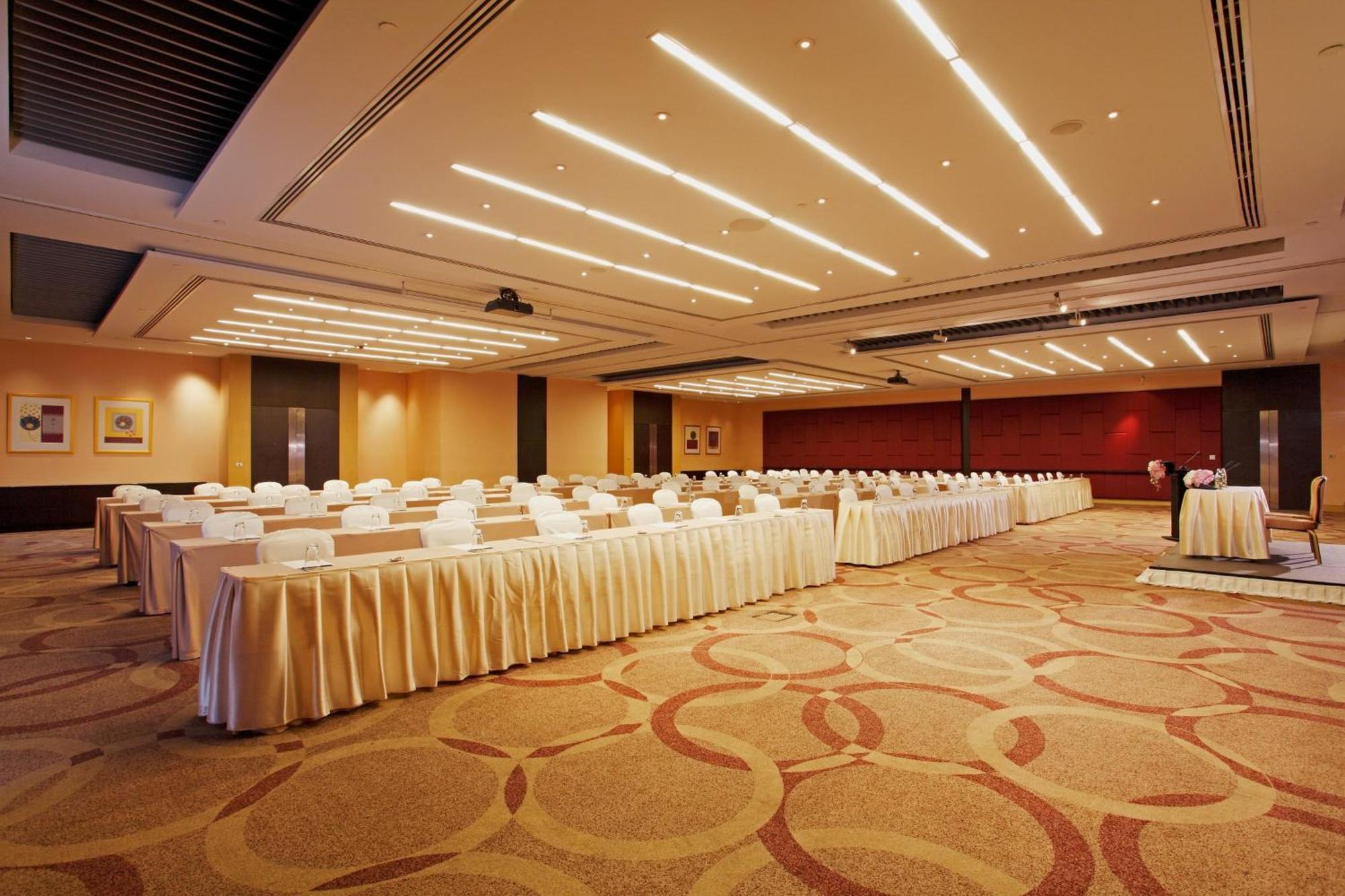 Centara Grand At Centralworld Bangkok Dış mekan fotoğraf The ballroom