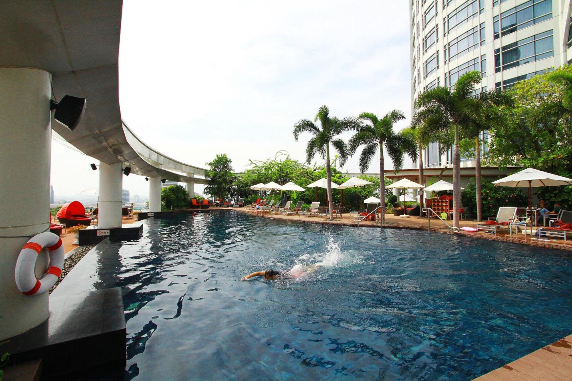 Centara Grand At Centralworld Bangkok Dış mekan fotoğraf The pool at the hotel