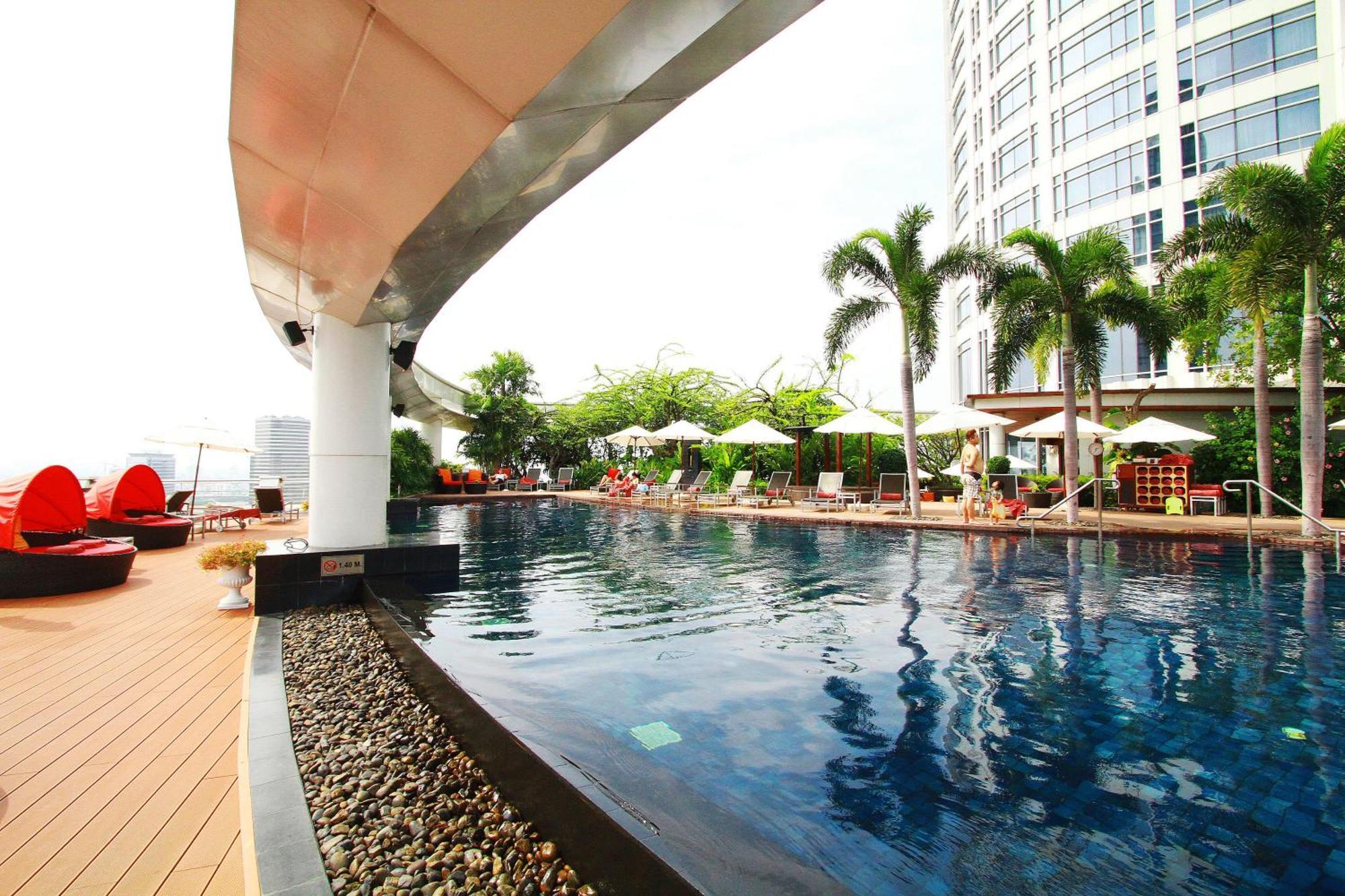 Centara Grand At Centralworld Bangkok Dış mekan fotoğraf The pool at the hotel